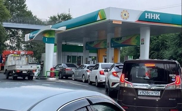 Дефіцит палива загострює обстановку: росіяни влаштовують бійки на автозаправках